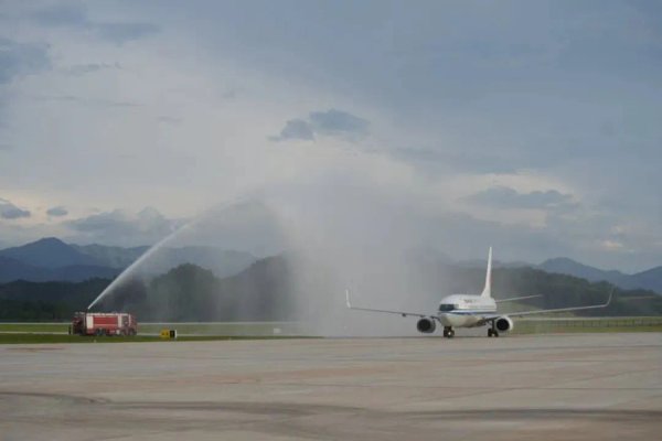 湖北配资平台 丽水机场通航！首航送28家景区免费游，10条航线直通全国